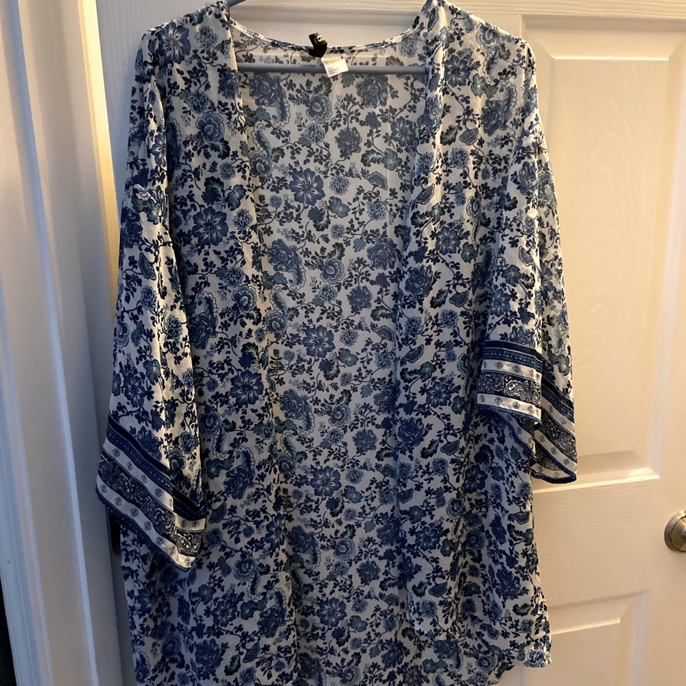 Size large floral cover up/ kimono
